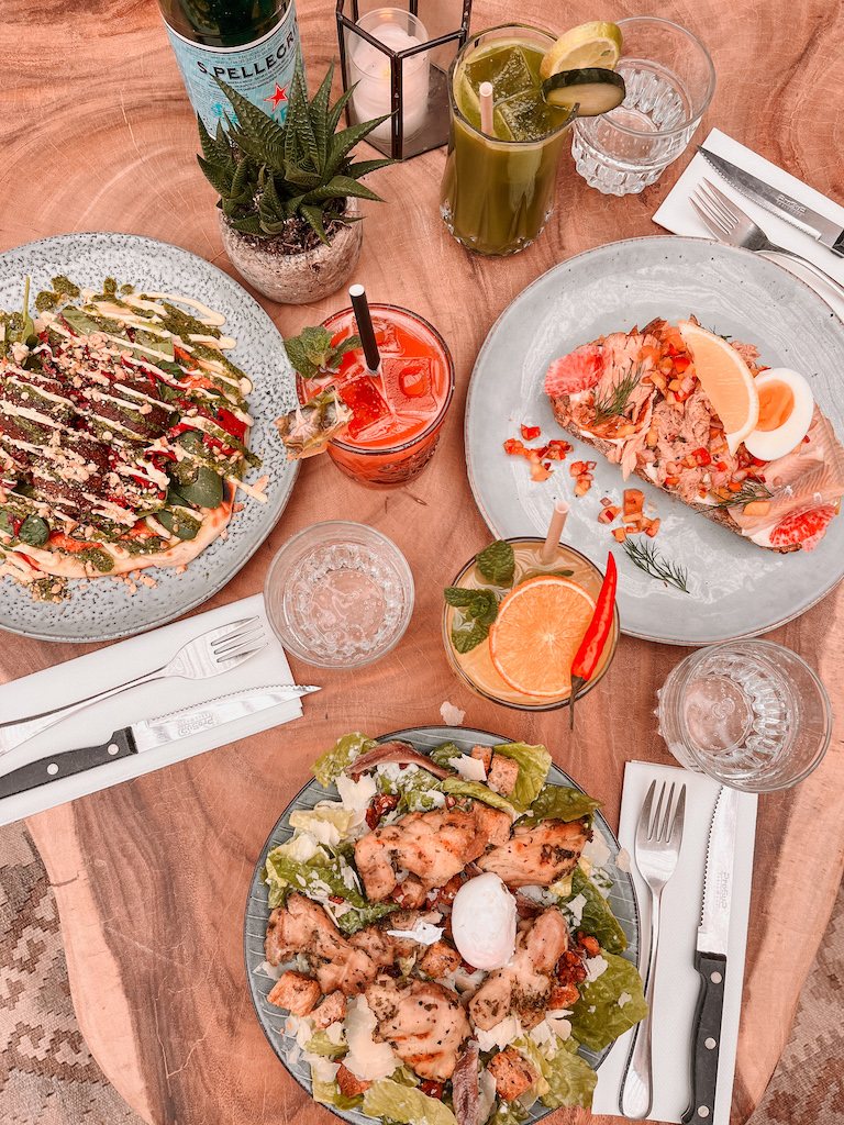 lunchen noordwijk witsand, sandwiches, ceaser salad, pita, sapjes