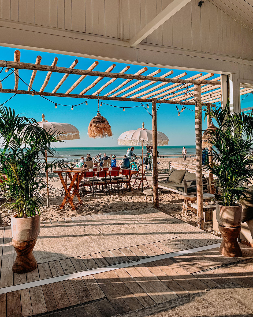 Tafel in het zand onder een blauwe lucht
