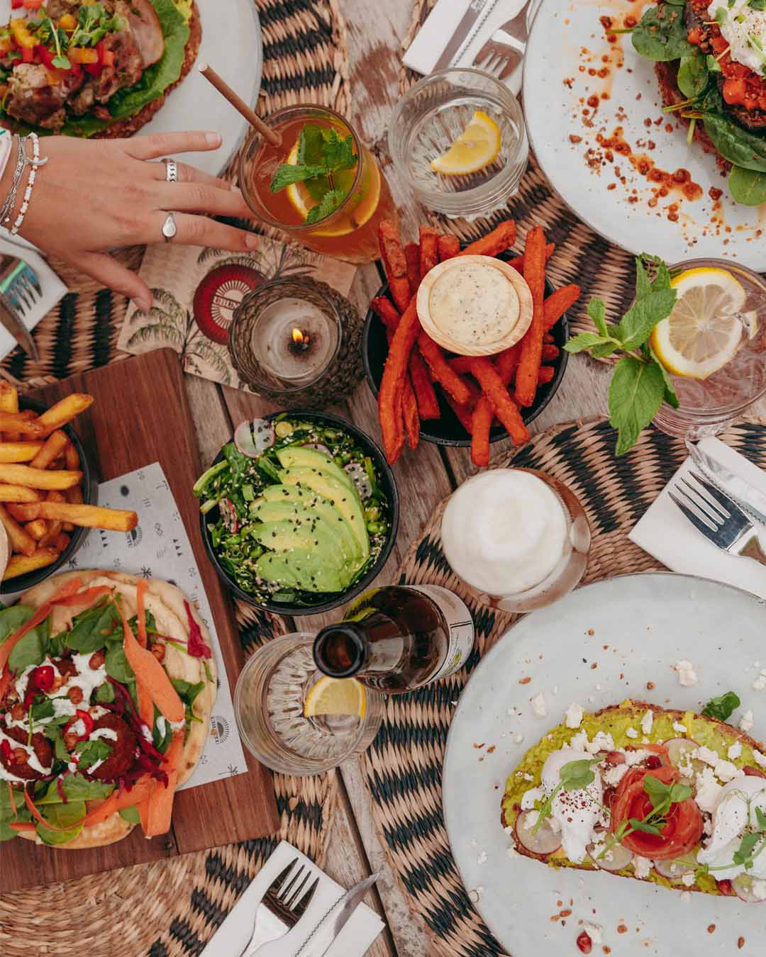 Gedekte tafel van bovenaf met diverse diner-gerechten bij Hippie Fish Zandvoort
