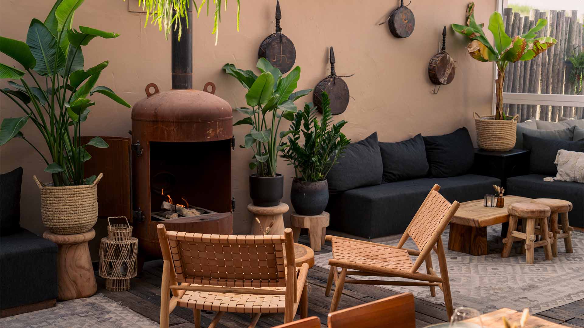 Loungestoelen binnen voor de openhaard
