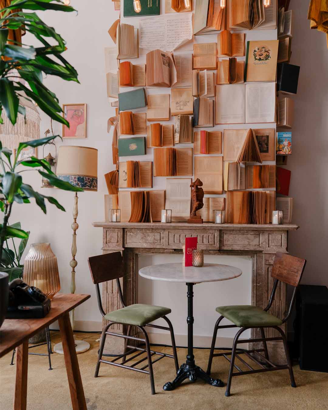 Interieurshot van tafel voor een muur met boeken bij Paco Ciao Leiden
