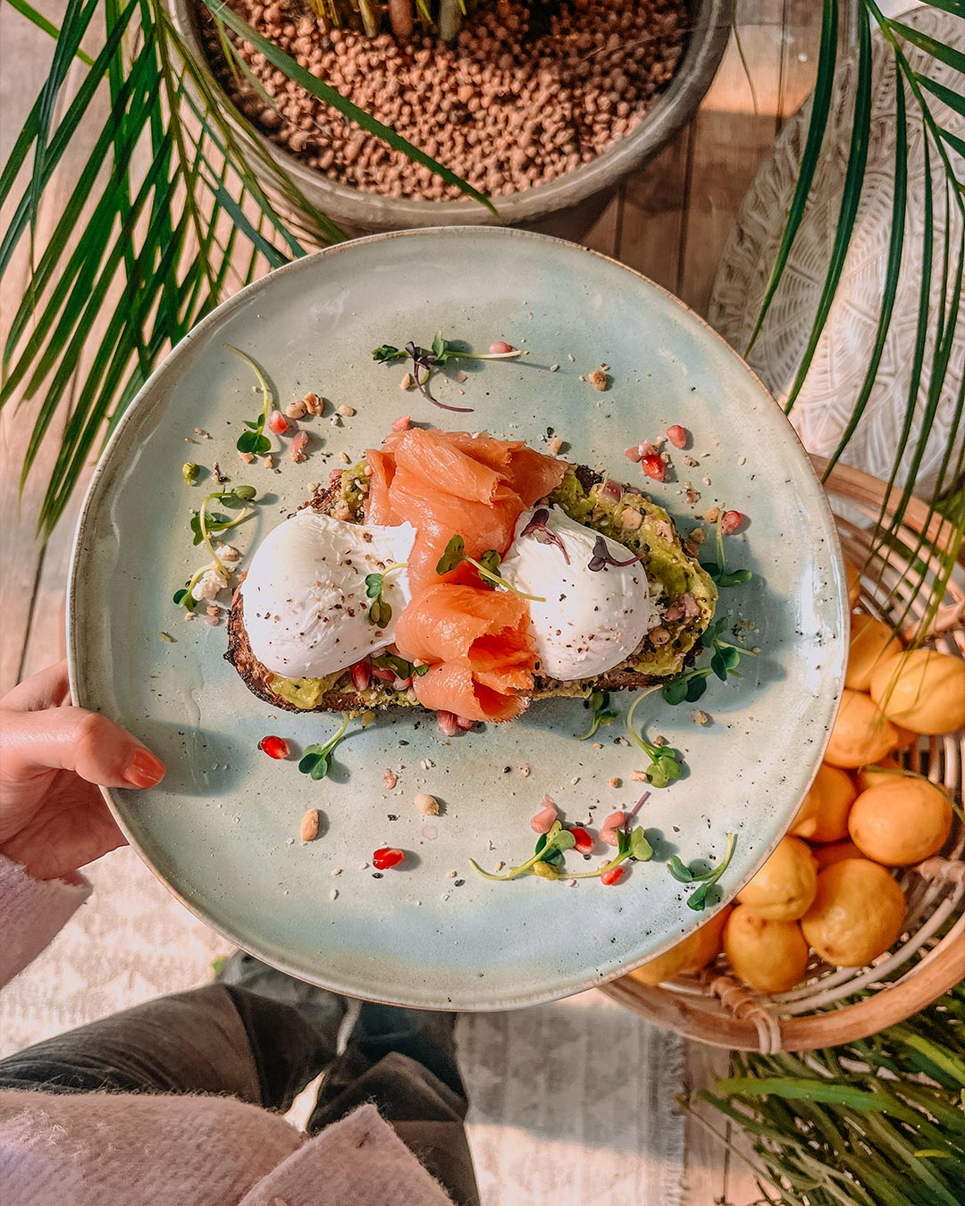 Bovenaanzicht sandwich avo smash met zalm en twee gepocheerde eieren