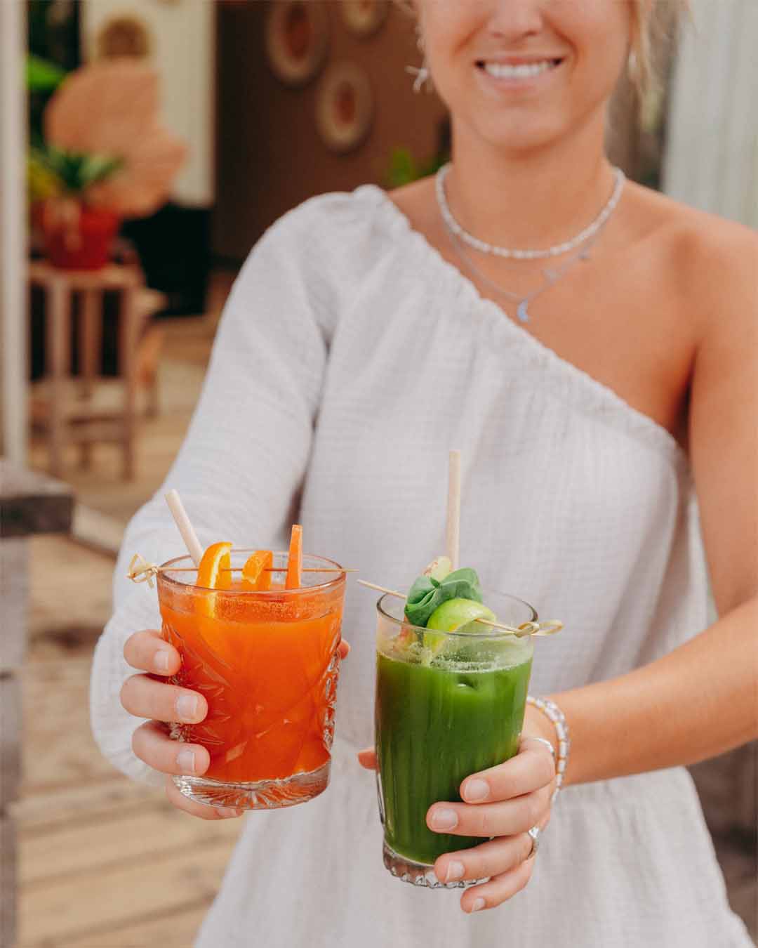 Groene detox juice en oranje orange-carrot juice uitgeserveerd