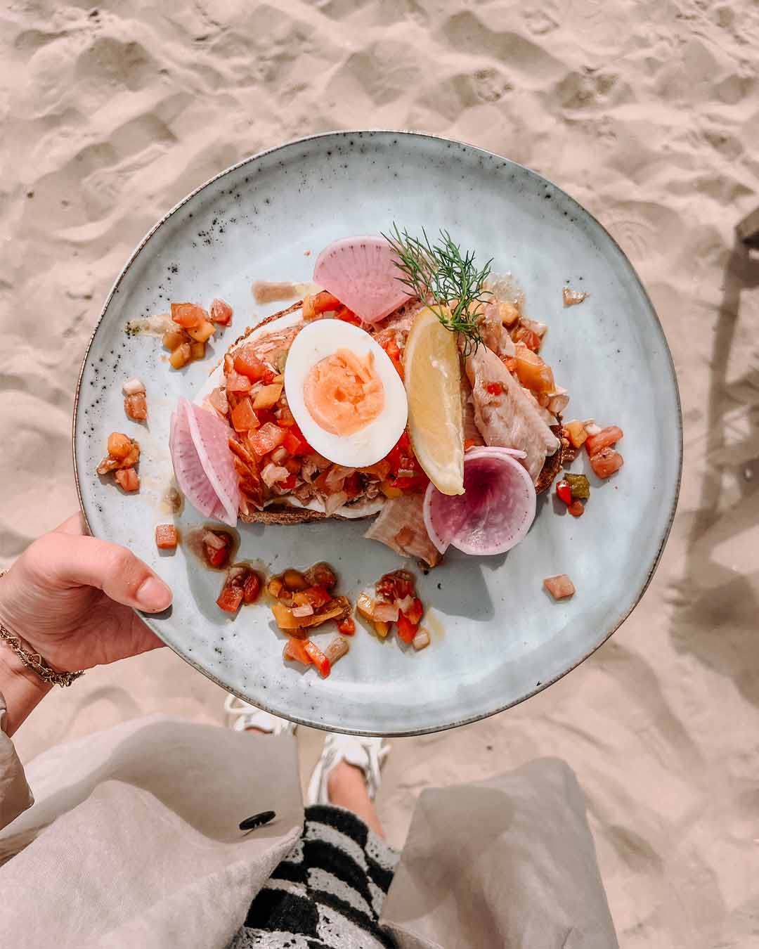 Hippie Fish Sandwich met tonijnsalade, zalm en makreel en een eitje