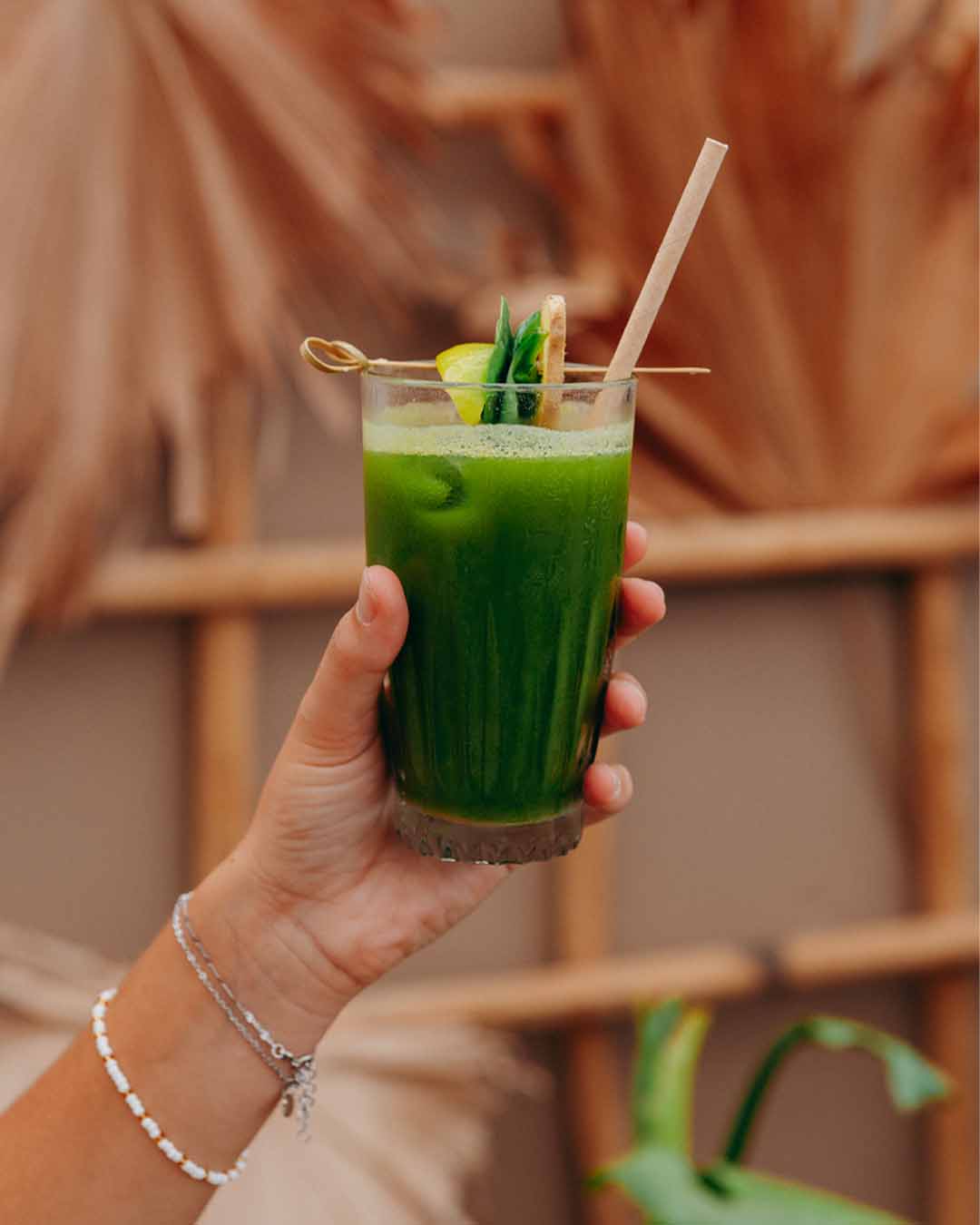 Groene detox juice in hand