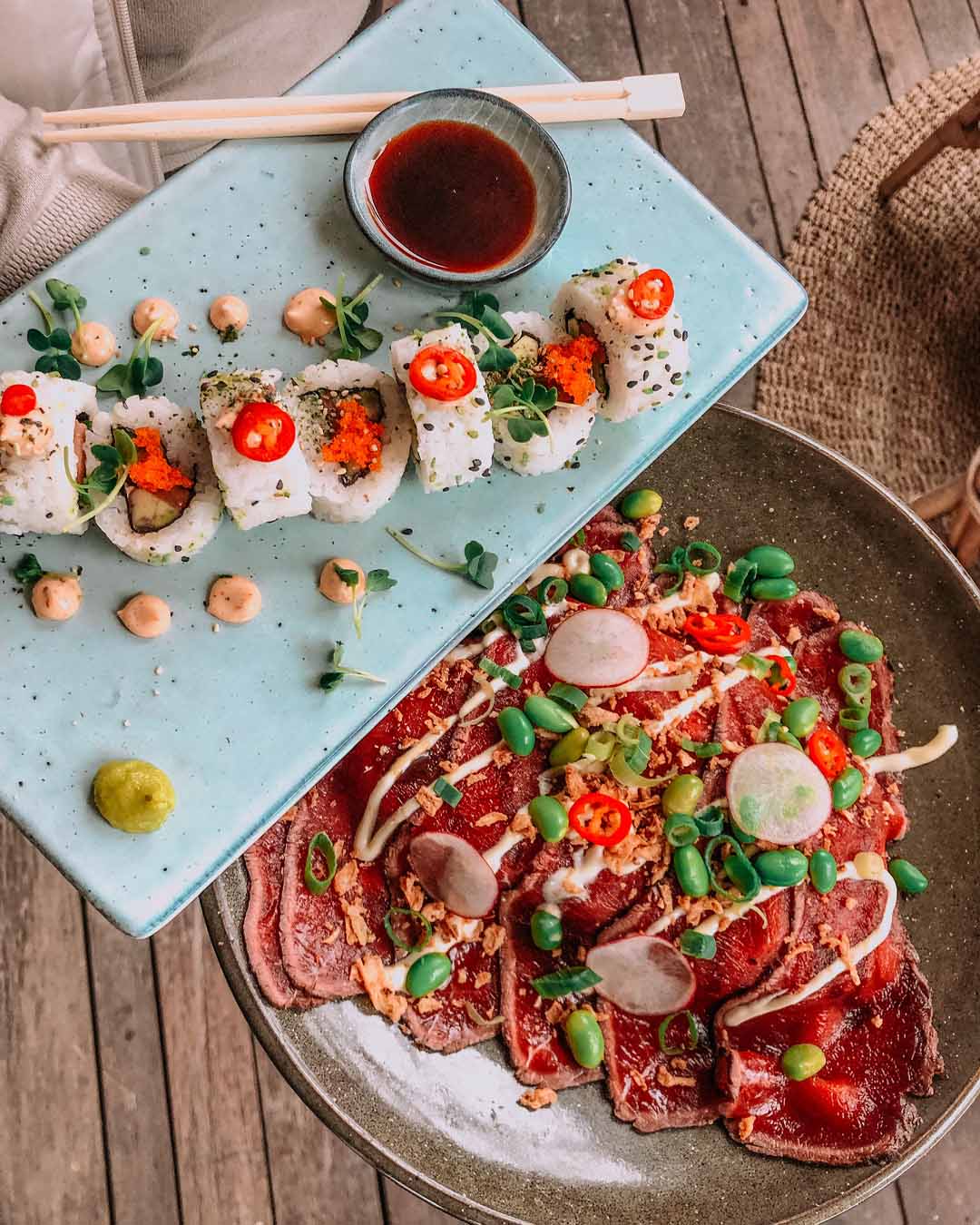 Salmon Sushi en Steak Sandwich op tafel