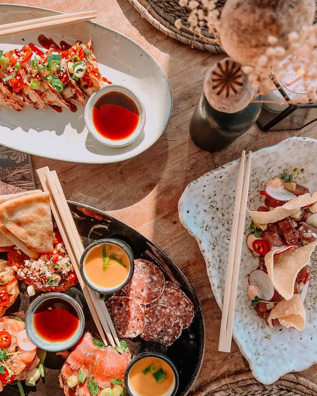 Gyoza's, tonijn tartaar en mixed starter met saltufo en muhammara