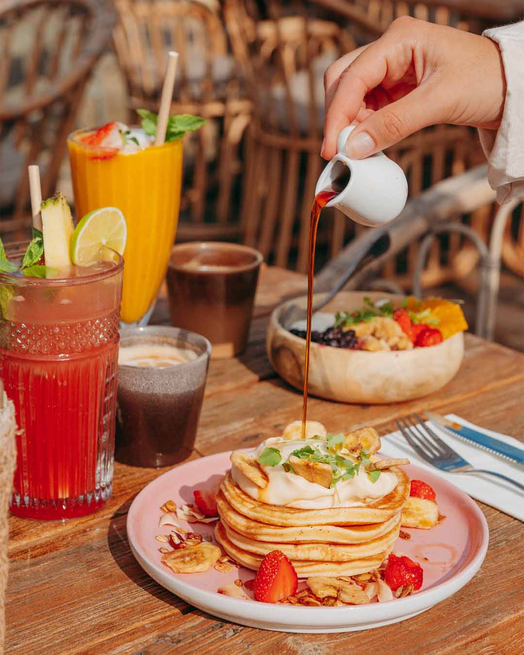 Pink Pancakes met maple syrup en summer blush juice