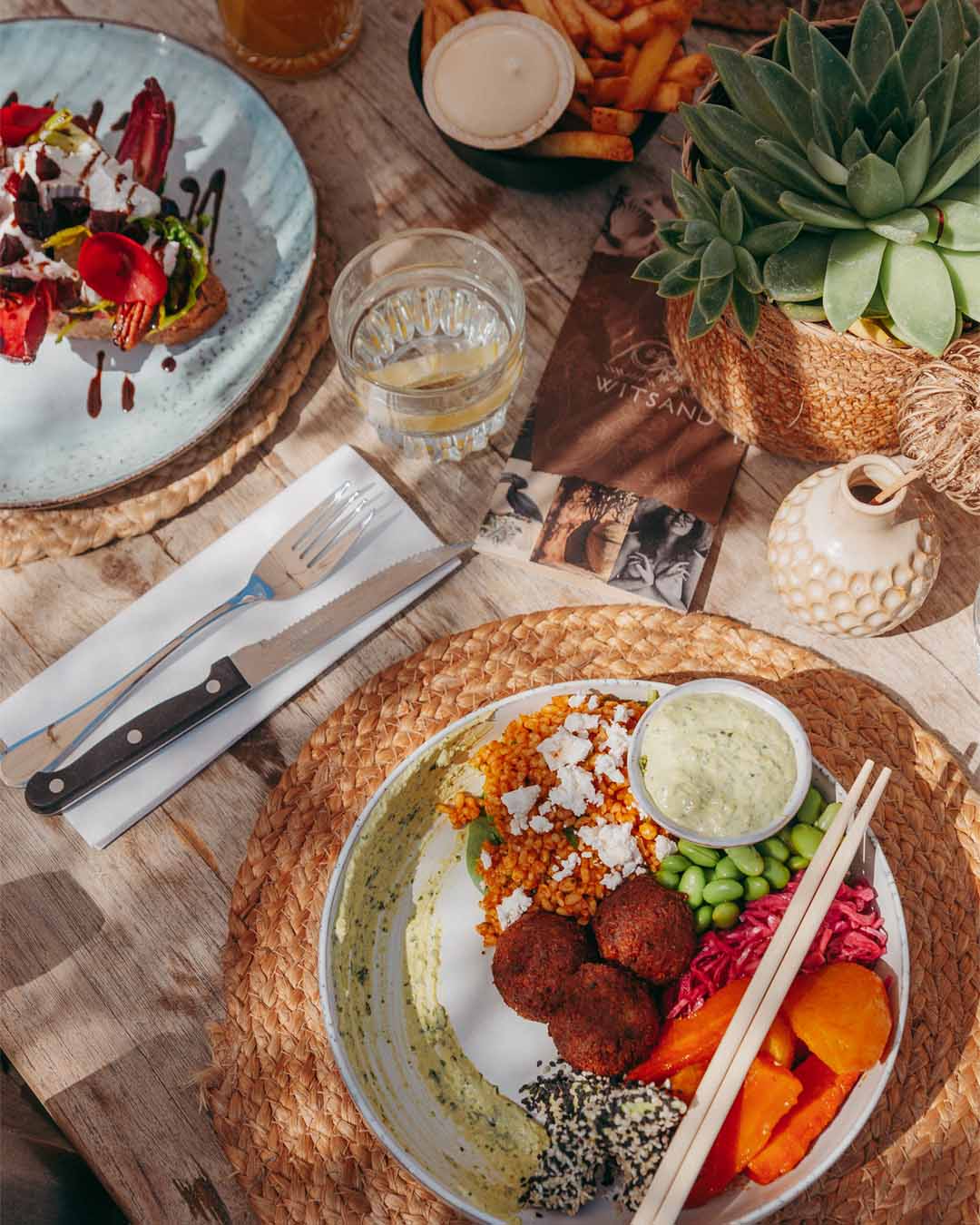 Buddha bowl op een tafel met zonlicht en schaduw