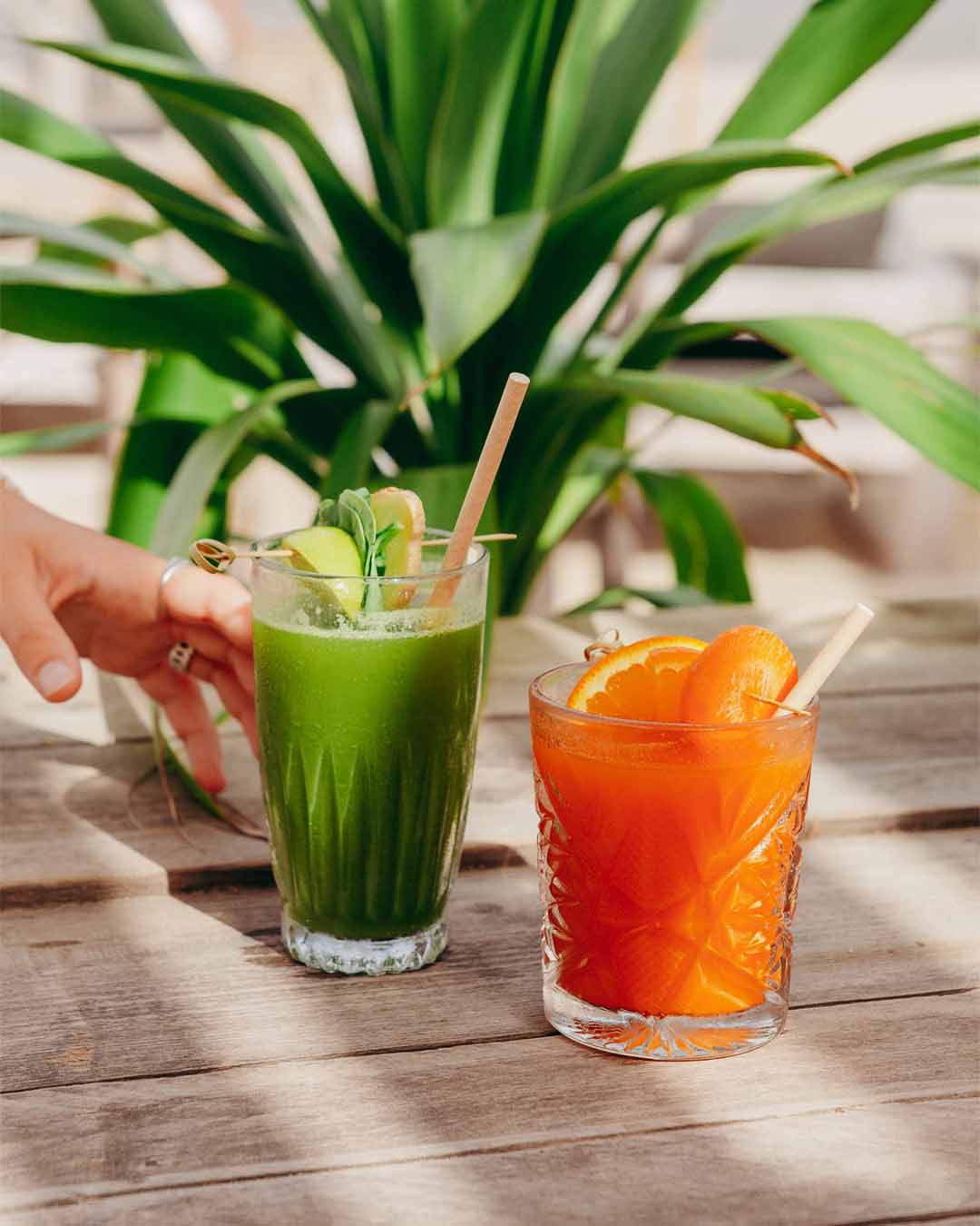 Groene detox en oranje wortel-jus sapjes voor een plant