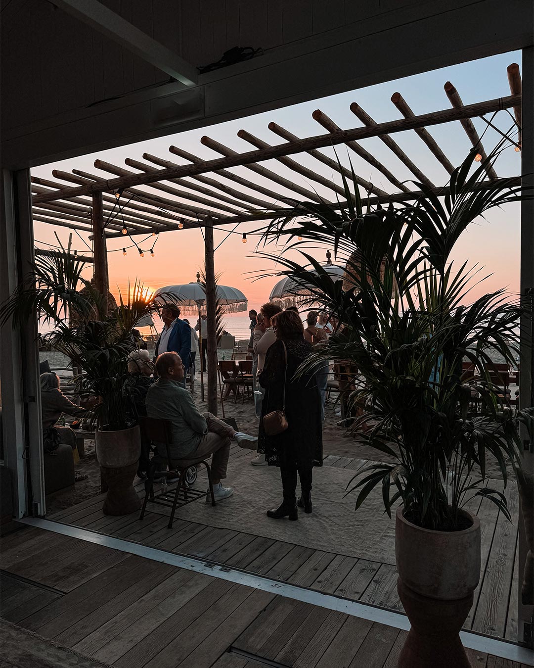 Event met gasten voor ondergaande zon