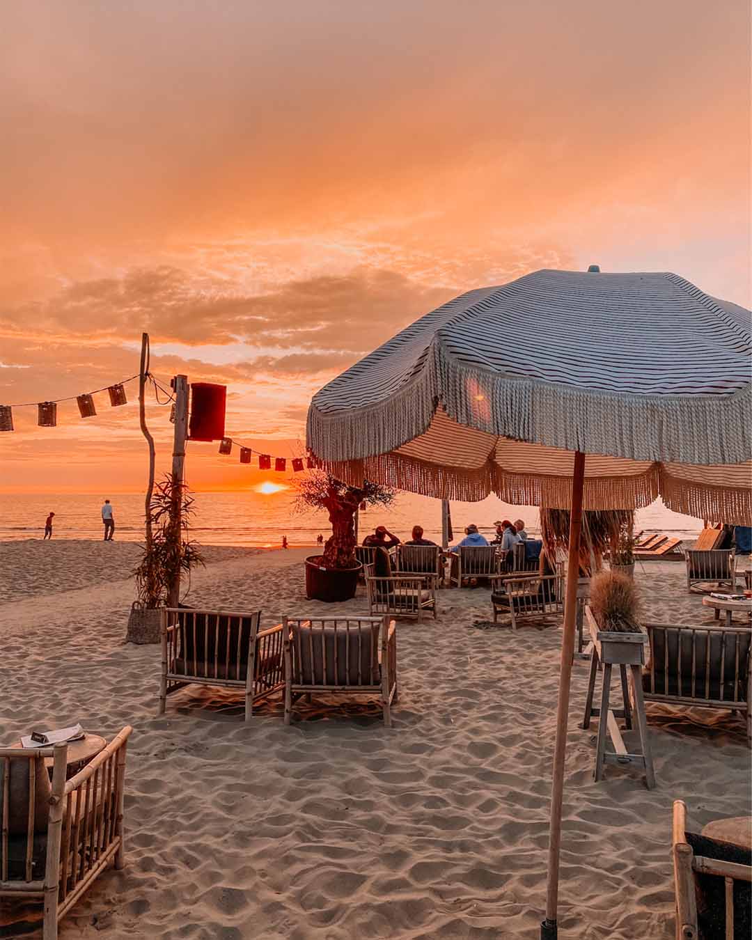 Terras met ondergaande zon en oranje lucht
