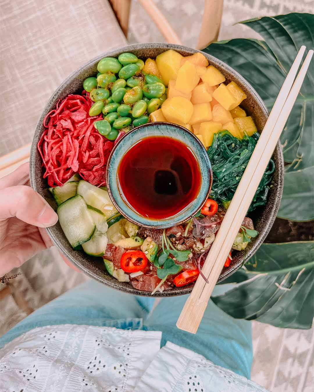 Buddha bowl van boven met mango, edamame en andere ingrediënten