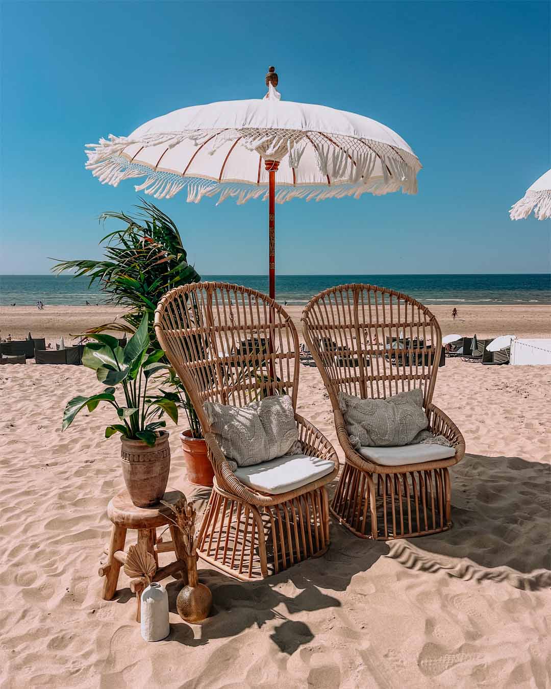 Loungestoelen voor huwelijksvoltrekking onder parasol