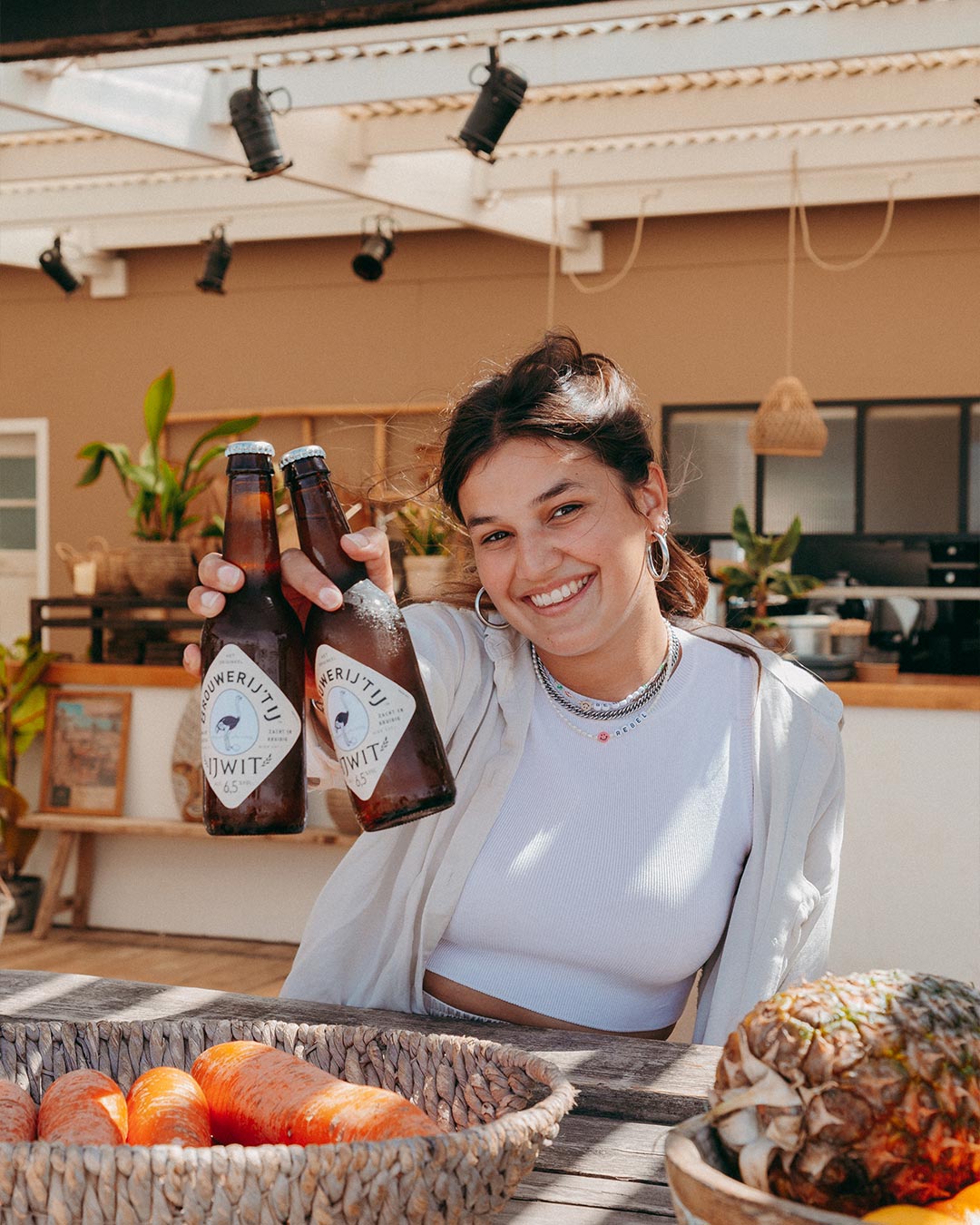Meisje achter strandbar met twee biertjes