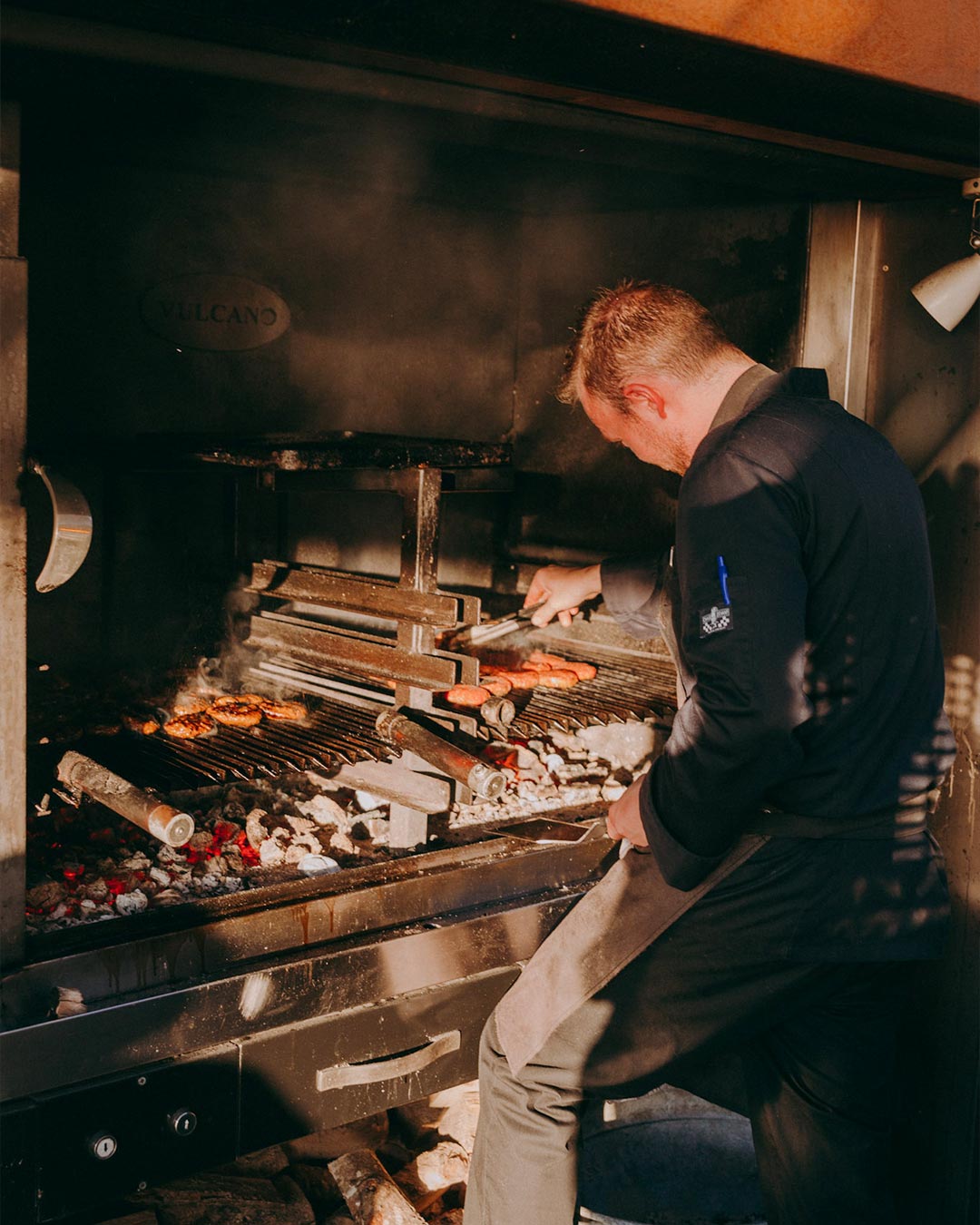 Chef voor de grill aan het bbq'en
