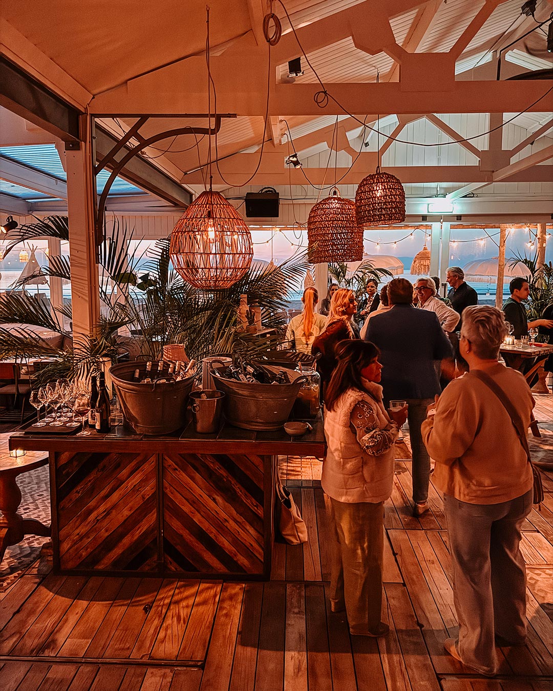 Mensen binnen bij een event in het strandhuis