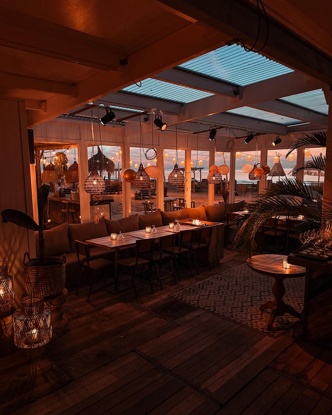 Avond in het strandhuis met ondergaande zon