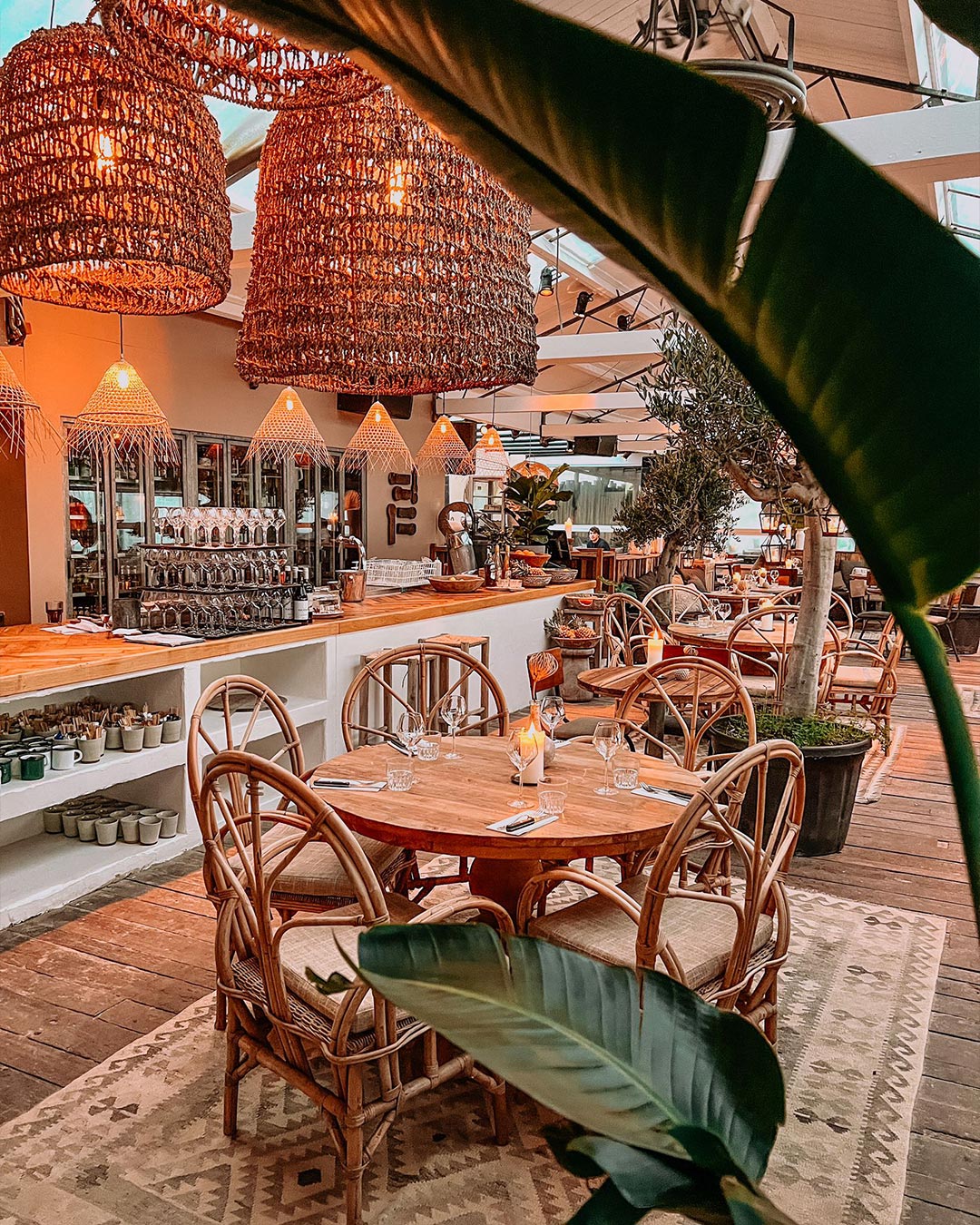 Interieur met een ingedekte ronde teaktafel voor de bar