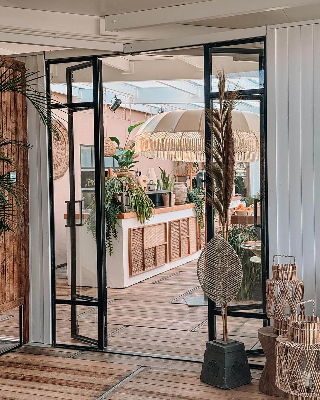 Strandbar vanuit het strandhuis met stalen entree deuren