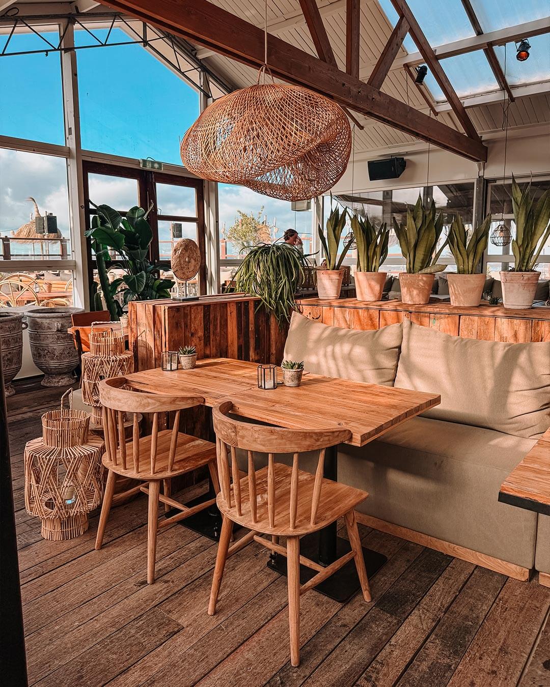 Interieurfoto van tafel met warm licht