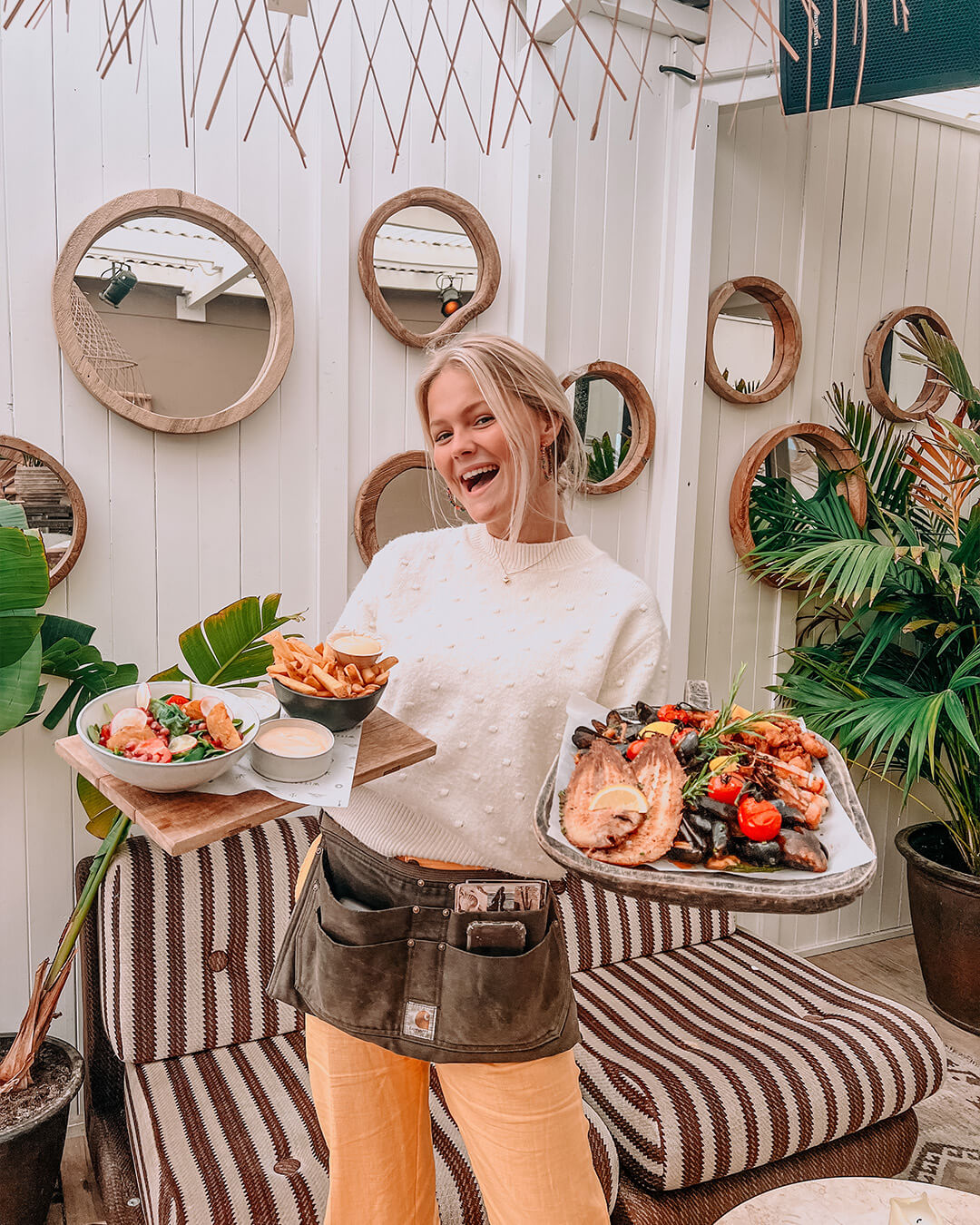 Meisje lachend poserend met fish platter en friet