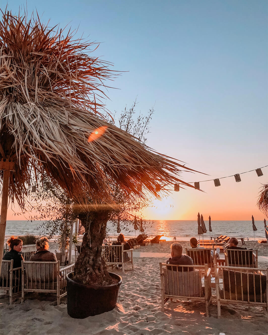 Ondergaande zon op het strand